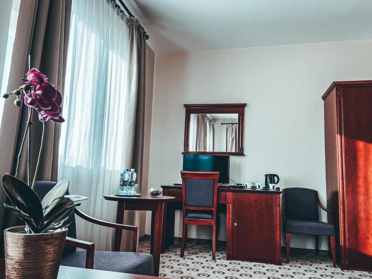Astoria Bed & Breakfast Swarzędz Exteriör bild